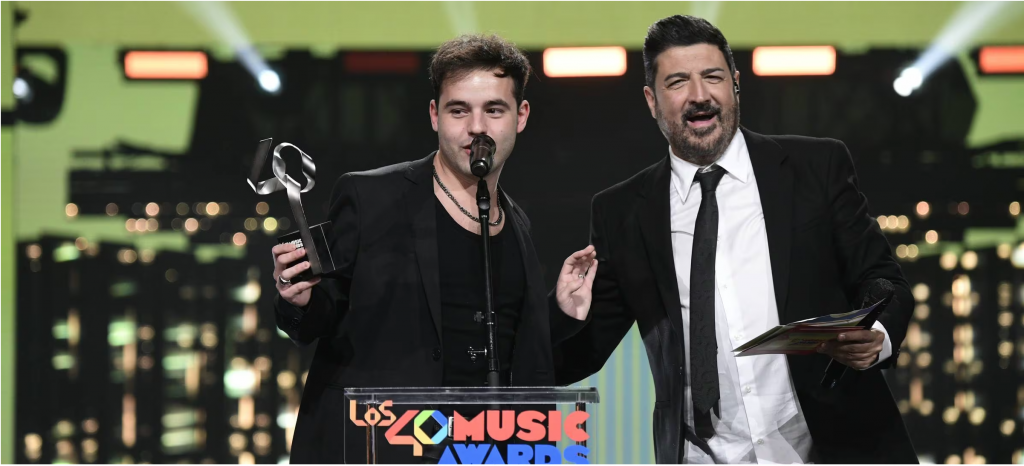 DePol receiving the 40Music Awards prize from Tony Aguilar