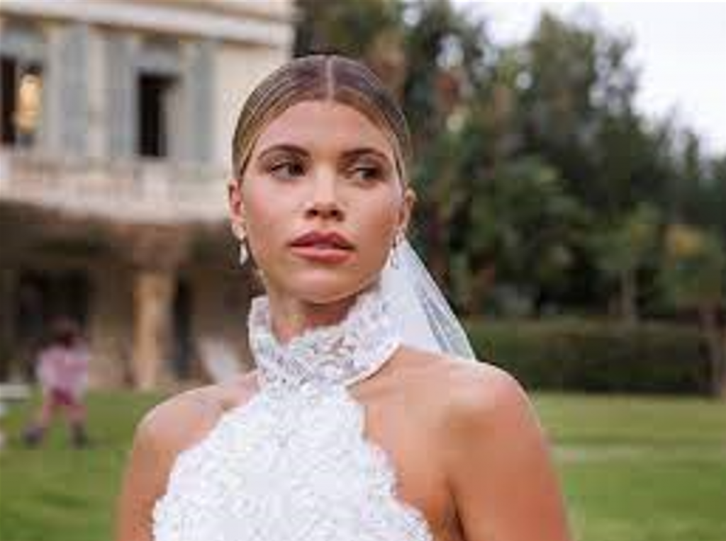 A bride with amazing makeup watching to the horizon